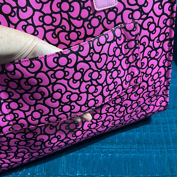 Hello Kitty Travel Tote with cross body bag and luggage tag - Picture 4 of 10